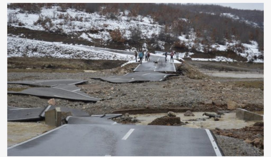 Shkatërrohet  rruga në Malishevë, asfalti shpërndahet pjesê-pjesë