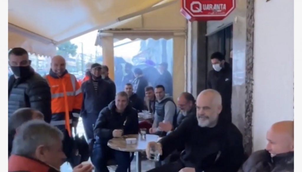 Kryeministri nuk zbaton  rregullat e Covid-19 në Vlorë, ulet në LOKAL me mbi 12 persona dhe pa maska