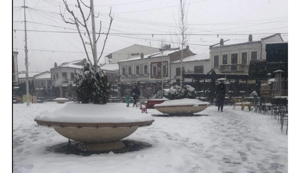 Sinoptikanët bëjnë parashikimin për ditën e nesërme dhe paralajmërojnë: Kujdes do të ketë reshje bore