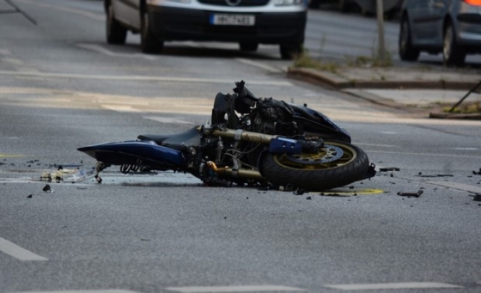 Përplasen dy motora në Tiranë, plagoset rëndë njëri prej drejtuesve
