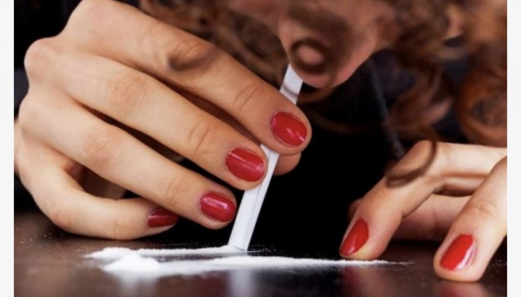 Toksikologu jep alarmin: Gjatë pandemisë droga u përzie me ilaçet, lëndët narkotike po konsumohen nga vajzat 17-18 vjeçe, e pinë në…