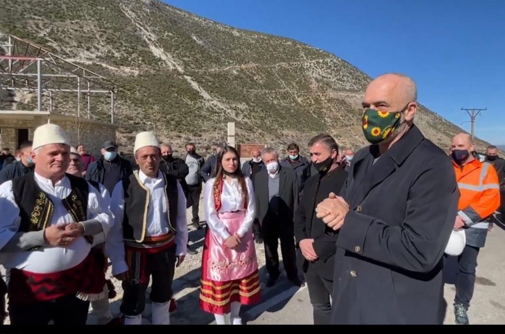O ju dhje… mu në këngë!