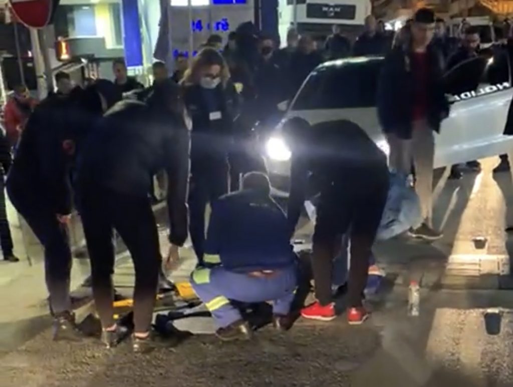 VIDEO e RËNDË /‘Range Rover-i’ e mori para, këmbësorja e gjakosur shtrirë në tokë