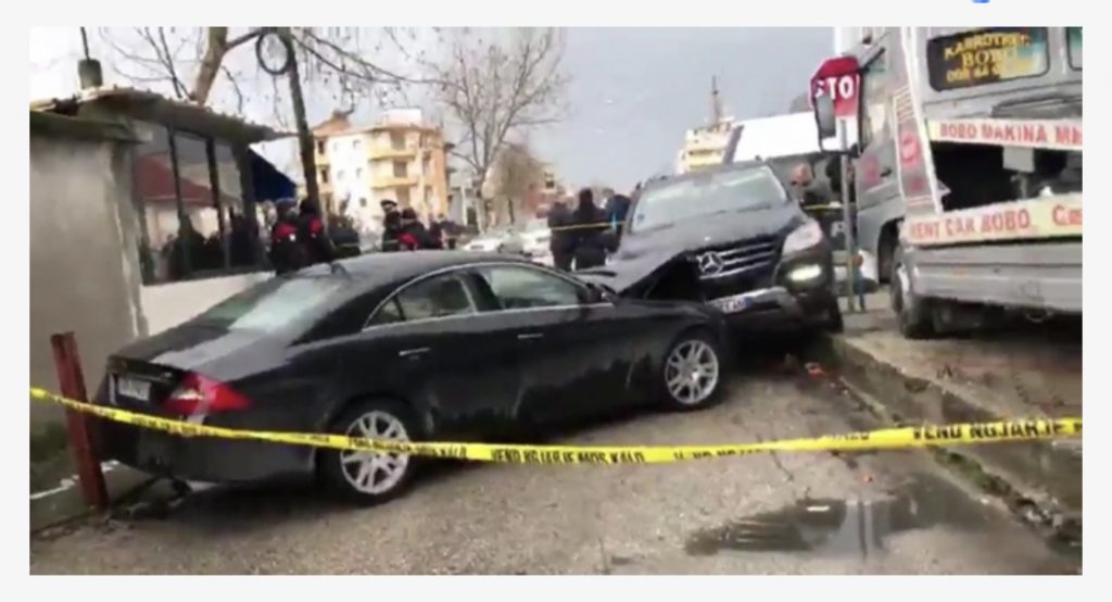 Aksidenti/Dy makina të përplasura ‘kokë më kokë’, viktima ende brenda në makinë