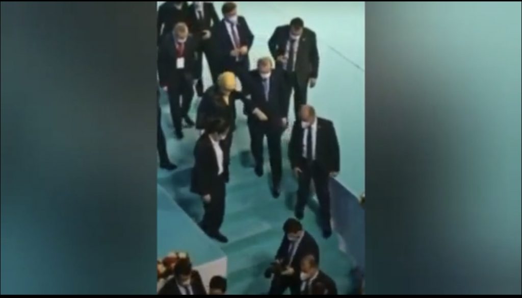 Erdogan shfaqet në publik në gjendje jo të mirë shëndetësore, me vështirësi zbret shkallët