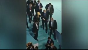 Erdogan shfaqet në publik në gjendje jo të mirë shëndetësore, me vështirësi zbret shkallët