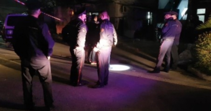 Plagosi me armë nënë e bir në Durrës pas konfliktit për vendin e parkimit, arrestohet autori, shpallen në kërkim dy të tjerë (EMRAT)
