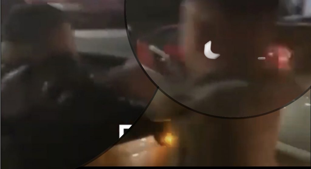 VIDEO/ Sherr masiv me grushte e shkelma midis dy reperëve të njohur dhe shokëve të tyre.