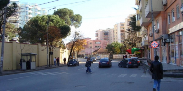 Të shtëna me armë zjarri në afërsi të Piramidës, plagoset një person. Policia rrethon zonën