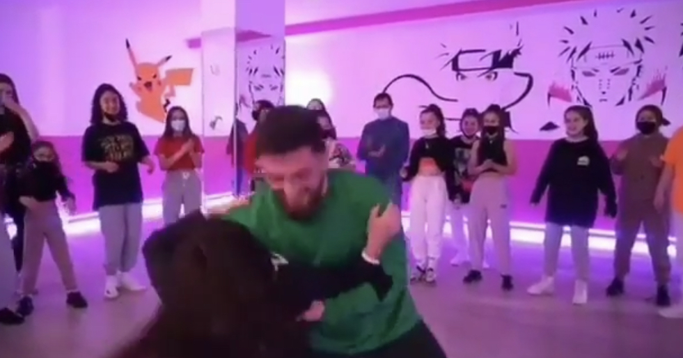 Ministrja qeverisë kërcen këngën hit të grupit “Corona”! Shikoni lëvizjet e Elisa Spiropalit