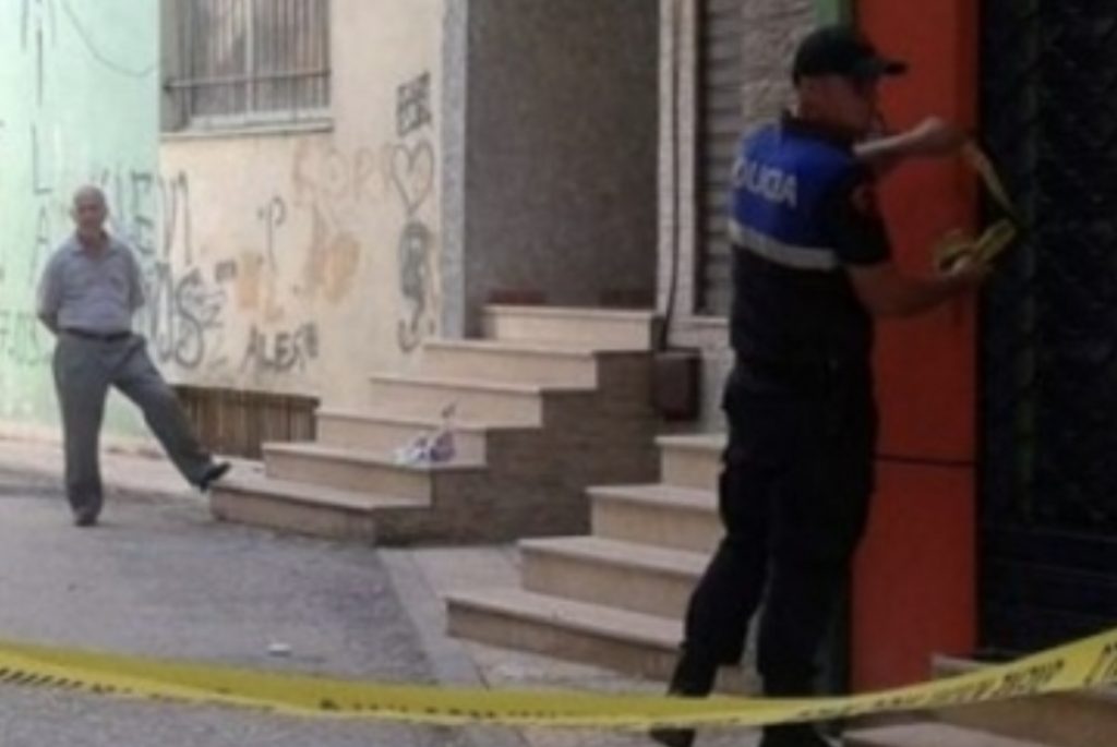 Një 30-vjeçar hidhet nga pallati në Yzberisht