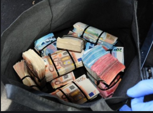 Afera me subvencione për bujqësinë/ Detaje nga operacioni në Kosovë, gruaja e një prej të dyshuarve tentoi ta fshihte çantën me para, policia i gjeti në dhoma e tualet