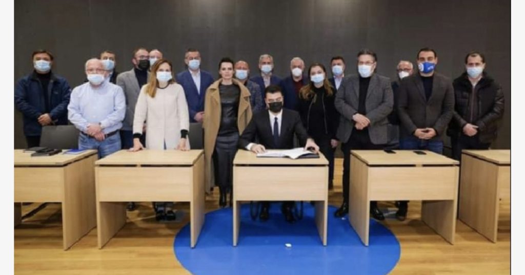 Takimi i tretë me drejtuesit politikë, Basha u kërkon të jenë afër qytetarëve dhe të gjejnë individë të spikatur për t’i propozuar si deputetë