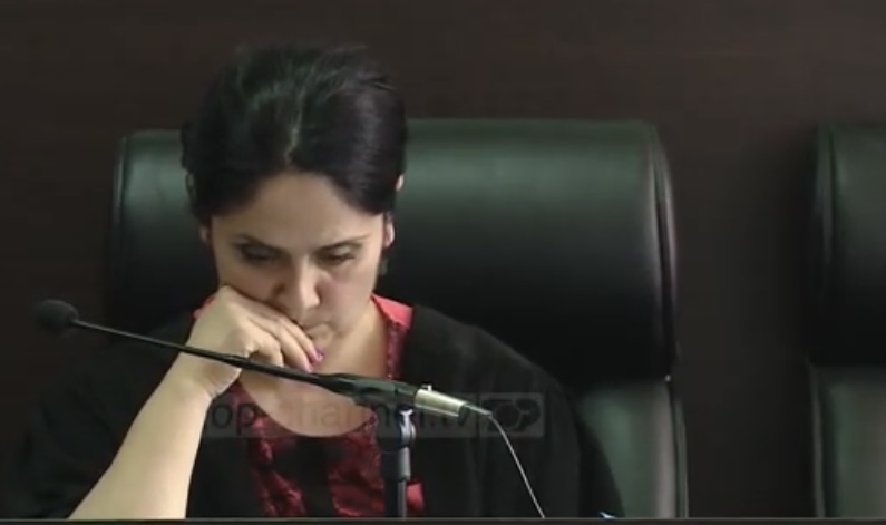 Nga divorci, tek fëmija me një prokuror e lidhja “intime” me avokatin