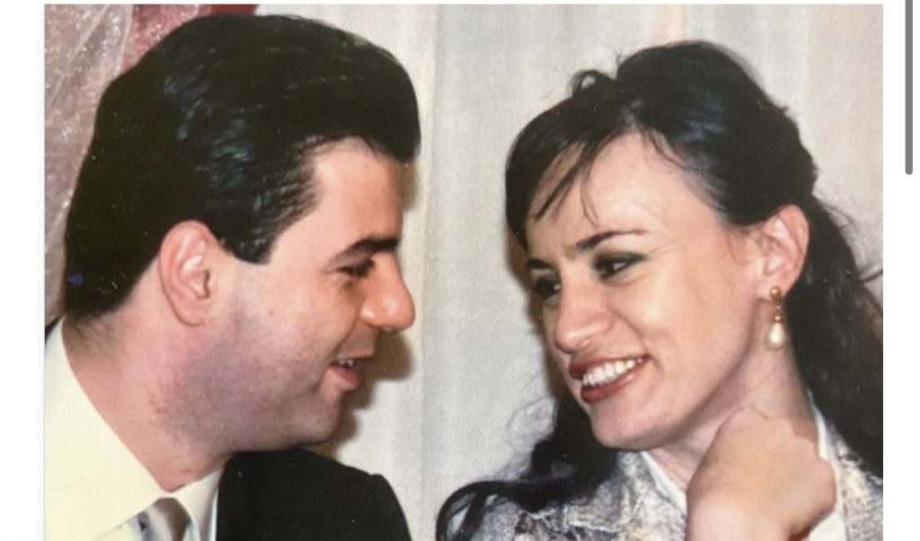 “Çdo ditë je shembull për mua”/ Bashkëshortja e Lulzim Bashës publikon foton dhe bën dedikimin e veçantë për Shën Valentin