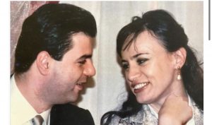 “Çdo ditë je shembull për mua”/ Bashkëshortja e Lulzim Bashës publikon foton dhe bën dedikimin e veçantë për Shën Valentin