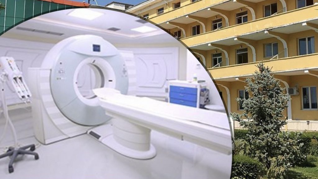 Prishet skaneri te ‘Shefqet Ndroqi’, pacientët me Covid sorrollaten në oborrin e Infektivit