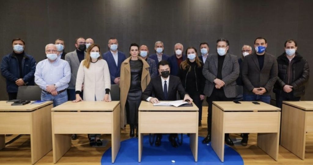 Çfarë po diskuton Basha me drejtuesit politik të qarqeve
