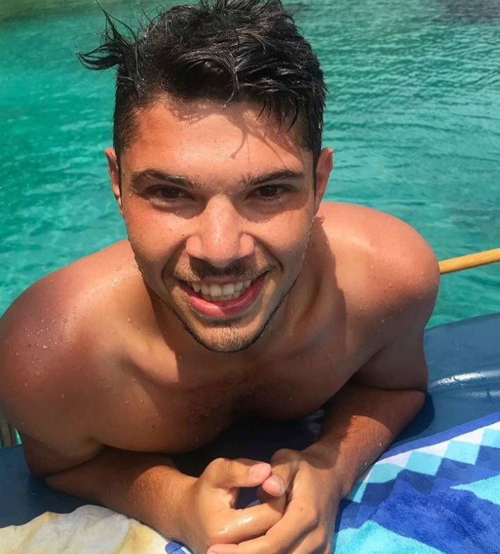 Dhunë psikologjike nga shokët, 23-vjeçari i jep fund jetës në lule të rinisë, hidhet me makinë në det