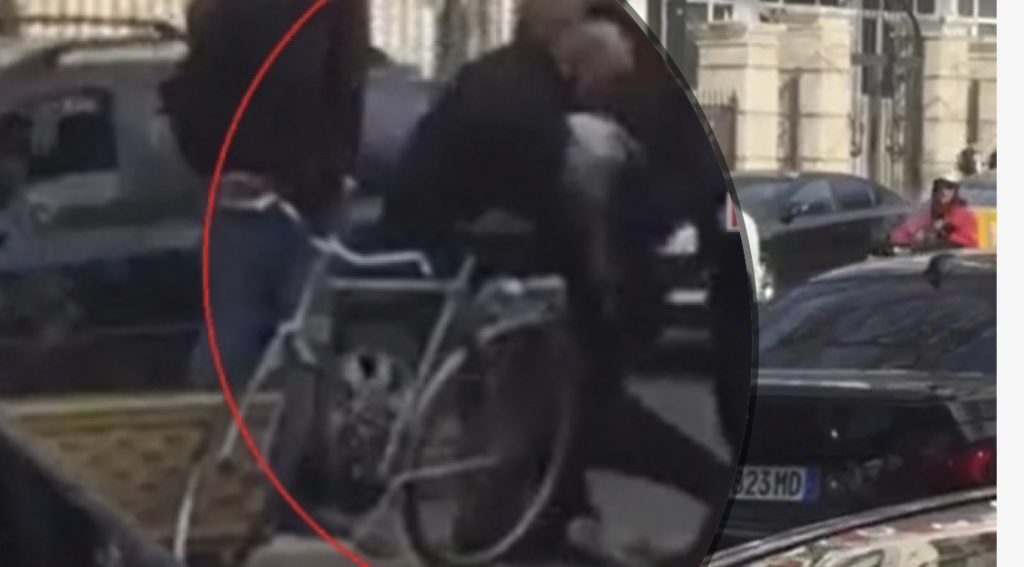 Aksident i rëndë te ‘Rruga e Kavajës’, ‘Benzi’ përplas motorristin, kalimtarët e marrin ‘krah e kofshë’ dhe i japin ndihmën e parë