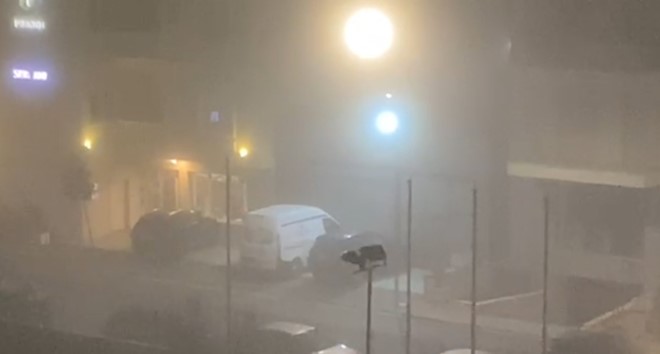 Mjegulla ‘pushton’ Shqipërinë, 5 qytete mbulohen nga një ‘perde e zymtë’, frikë te qytetarët