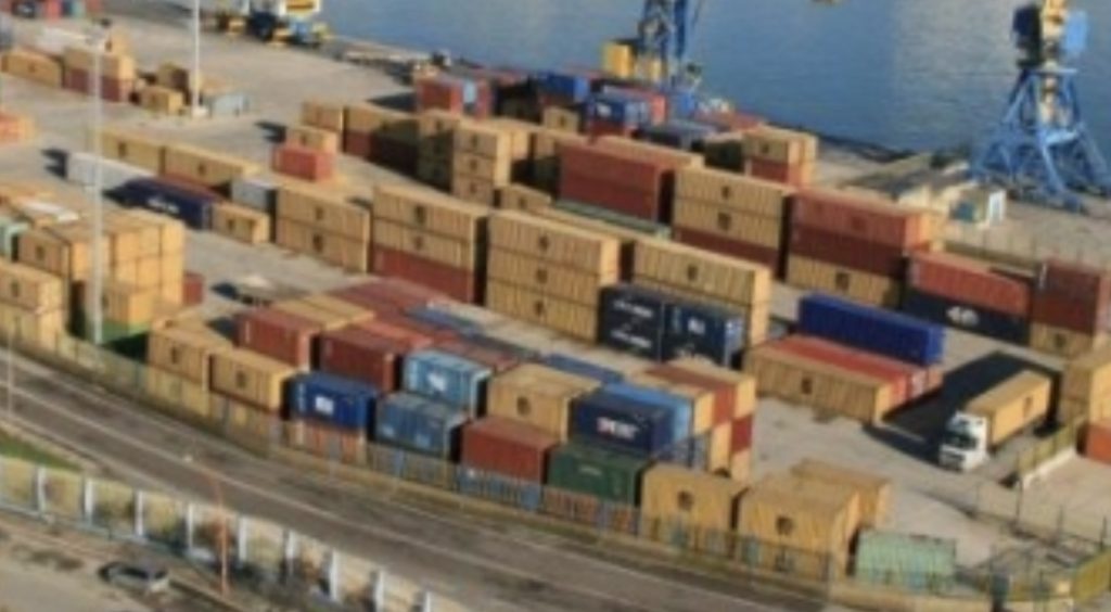 Falsifikonin zhdoganimin e makinave që vinin nga jashtë, dalin në gjyq 20 doganierë e sekserë në Durrës