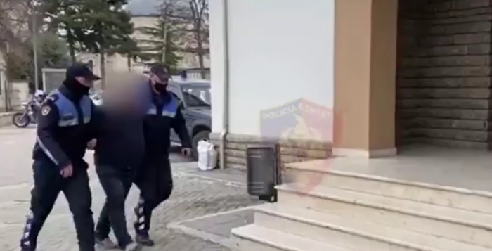 Kokainë gati për shitje dhe armë në banesë, arrestohet 53-vjeçari në Korçë (EMRI-DETAJE)