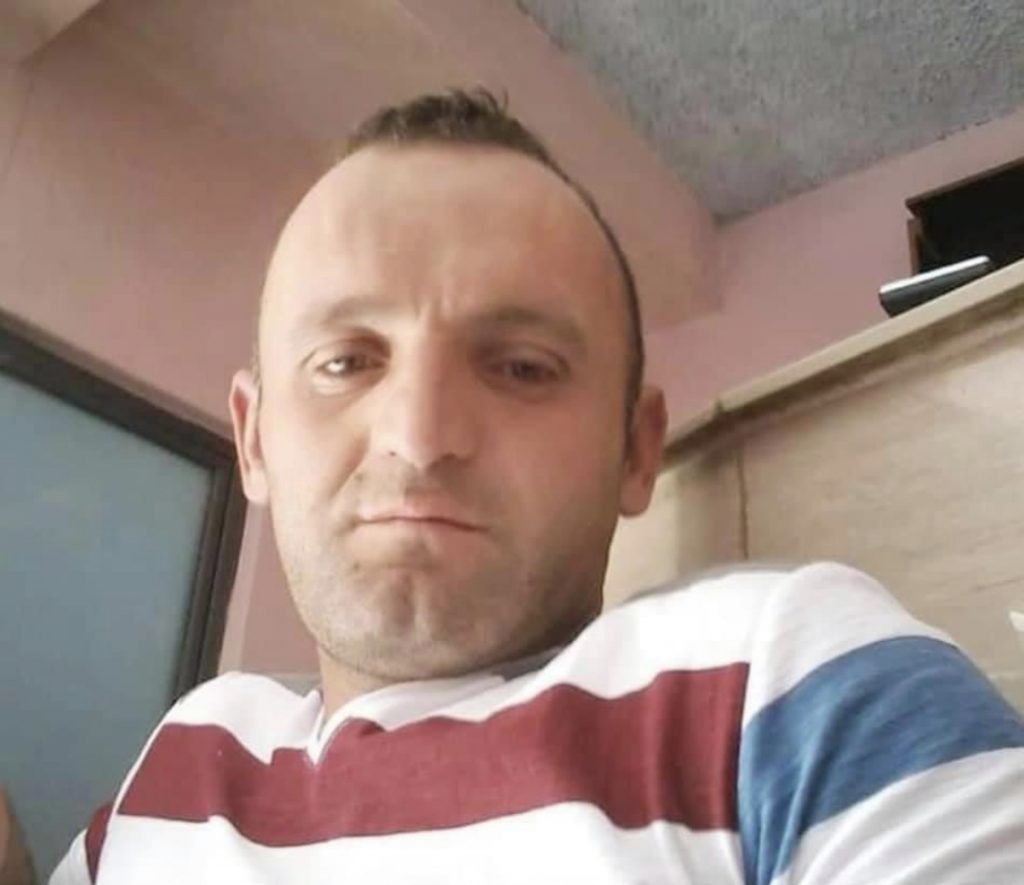 Babai i dy fëmijëve humb jetën në ditën e tretë të punës në kantier