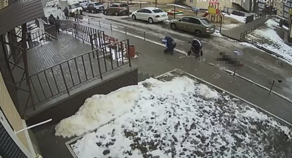 Pamje të RËNDA/ Humb jetën foshnja 5 muajshe, i ra sipër një burrë që u hodh nga pallati për t’u vetëvrarë.