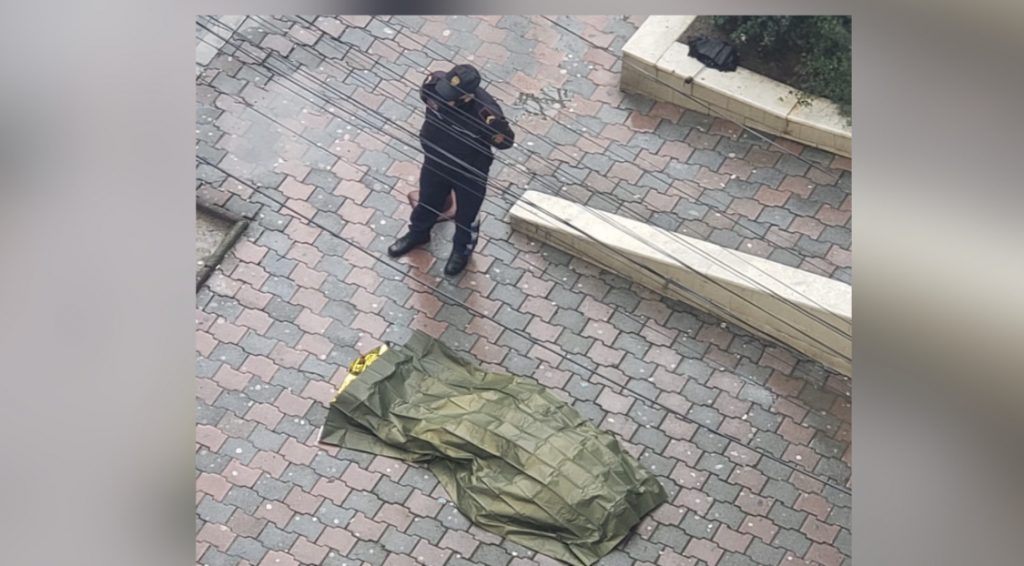 Pamje e rëndë/ Viktima e shtrirë në rrugë