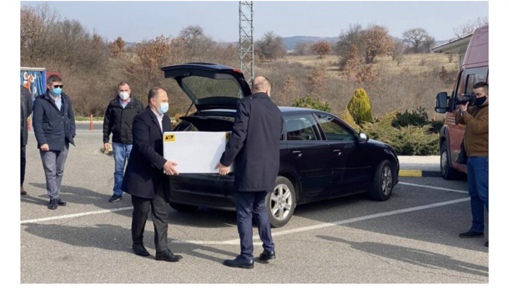 FOTO/ Maqedonia e Veriut merr nga Serbia dërgesën e dytë me vaksina anti-Covid! Ja me se transportohen