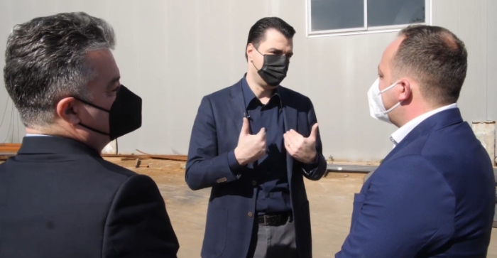 Basha takon sipërmarrësin në Durrës, i tregon se si do të rimëkëmbin ekonominë dhe biznesin