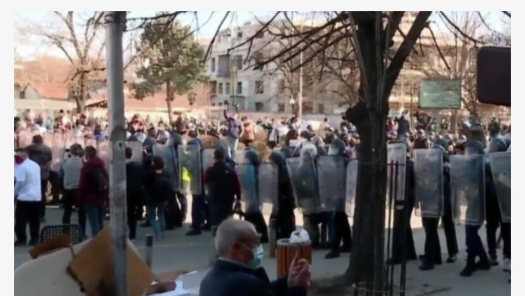 Protestë masive në Shkup kundër dënimit të shqiptarëve pas rastit “Monstra”, policia blindon qendrën e qytetit