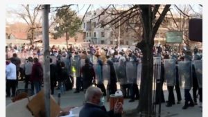 Protestë masive në Shkup kundër dënimit të shqiptarëve pas rastit “Monstra”, policia blindon qendrën e qytetit