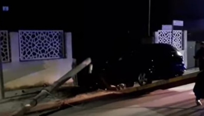 Makina përplaset me shtyllën elektrike në Sukth, plagosen 4 persona, shoferi në gjendje të rëndë