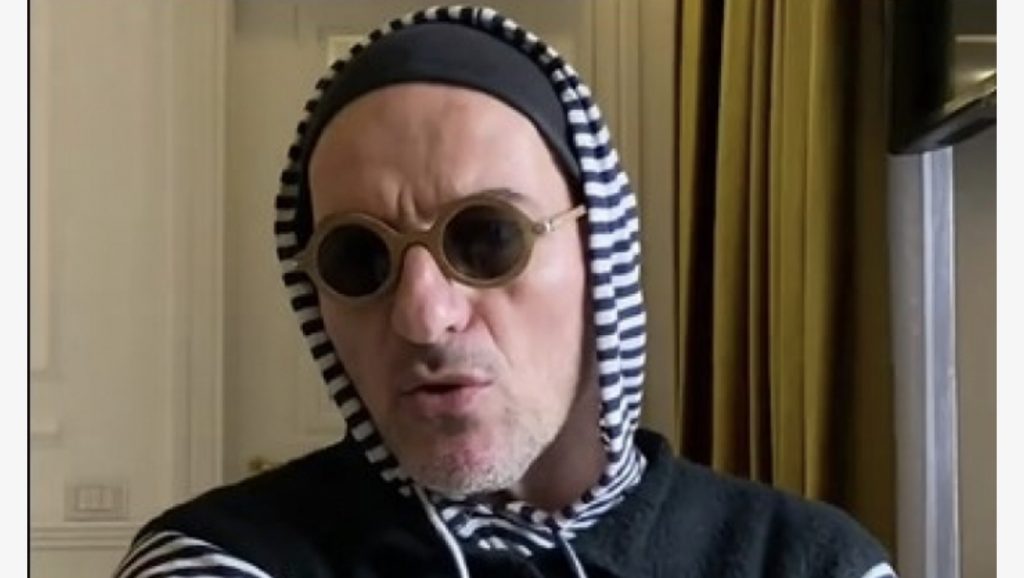 Robert Aliaj  për Përputhen: Atje vulgariteti ka kaluar çdolloj kriteri moral! Komentuesja: Në ‘Love Story’ protagonistët janë si kukulla