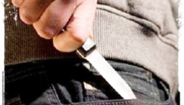 27 vjeçari në Laprakë plagos me thikë kunatin, dhunon bashkëshorten