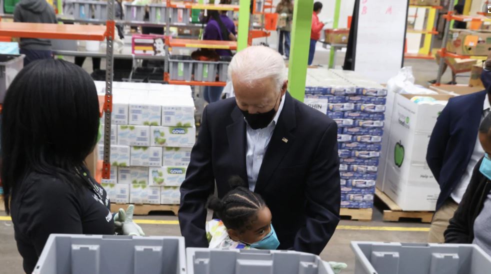 Stuhia e madhe e dëborës me viktima e shkatërrime, Joe Biden mbërrin në Teksas për të parë nga afër dëmet