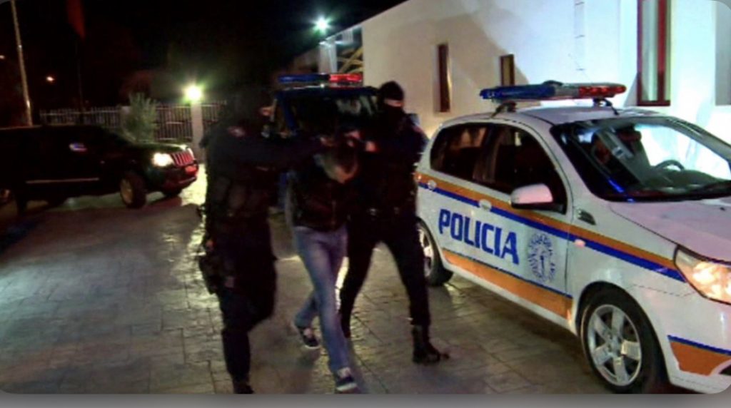 Arrestohen 7 persona në Tiranë, dy prej tyre të shpallur në kërkim! Ja për çfarë akuzohen