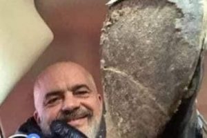 Artan Fuga: Pushteti politik s’duhet të marrë rolin e Zotit! Pse nuk ka asnjë të drejtë të shpërndarjë të drejtën për jetën me tollona si…