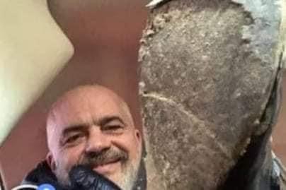 Artan Fuga: Pushteti politik s’duhet të marrë rolin e Zotit! Pse nuk ka asnjë të drejtë të shpërndarjë të drejtën për jetën me tollona si…