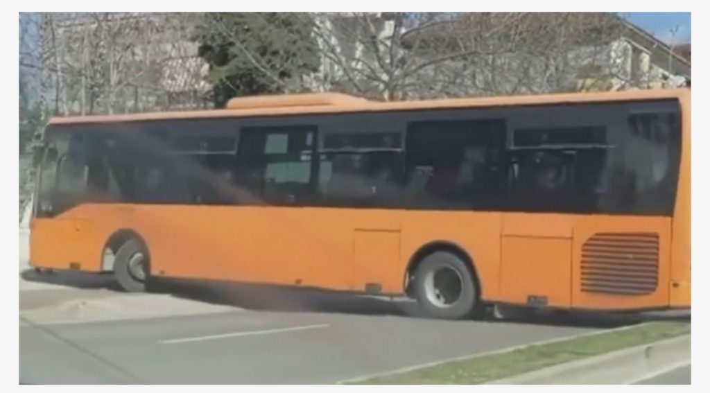 Lajthit  shoferi i autobusit të Kombinatit, bën manovrën e rrezikshme në mes të rrugës
