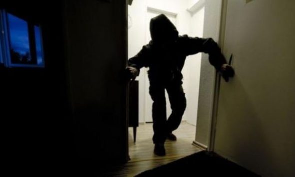 Familja përleshet me grabitësit të cilët tentuan të hynin  në shtëpi dhe si  pasoj mbeten të plagosur gruaja dhe djali