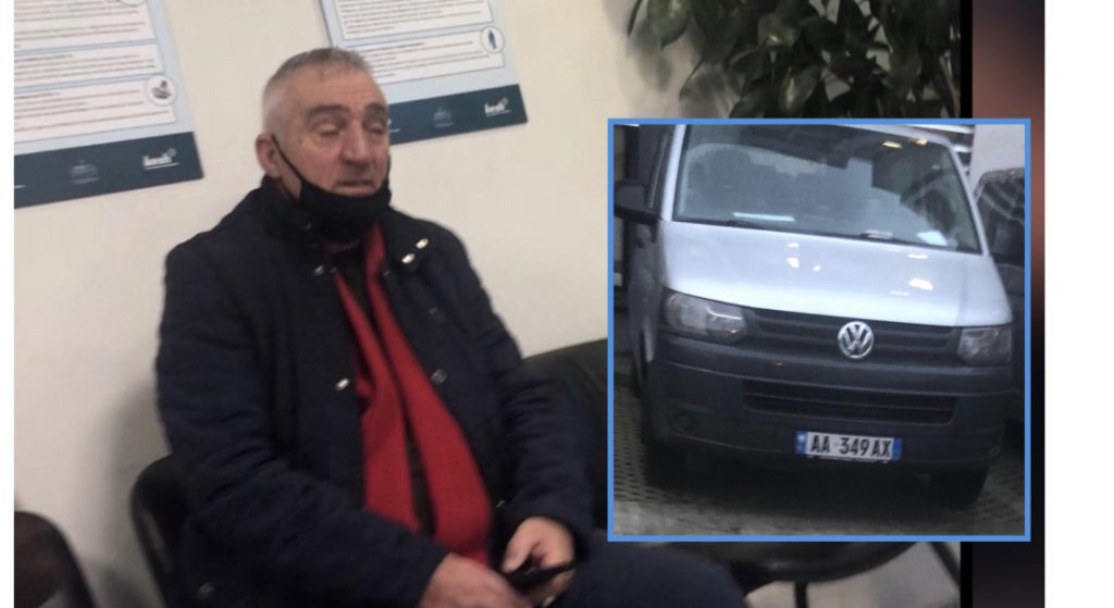 “Heroi” i KESH -it nget furgon nga Tirana në Vau Dejes me një dorë