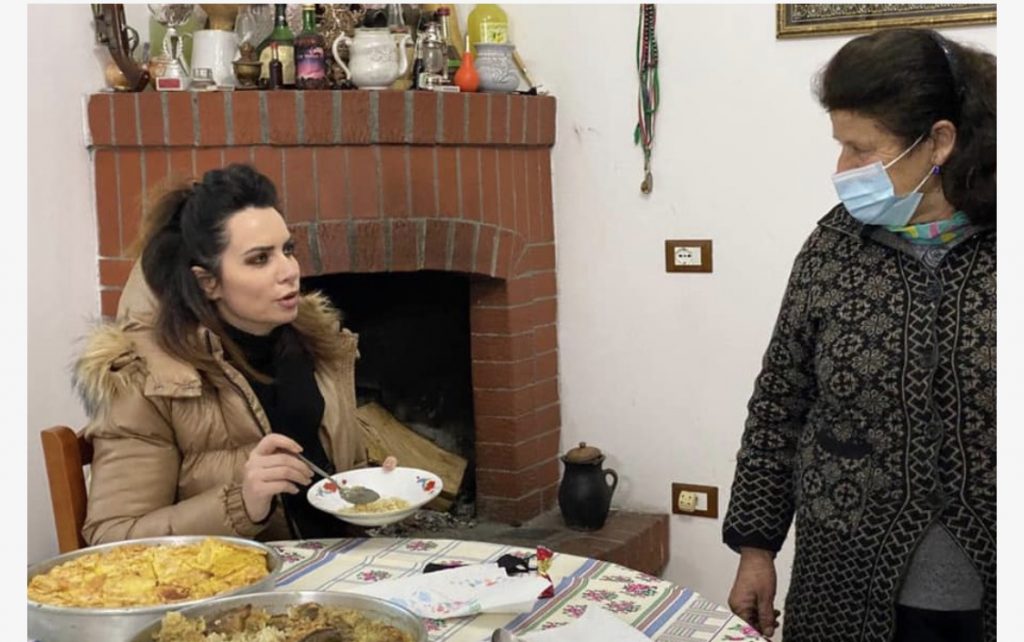 Qytetarja e mban  Grida Dumën  për drekë në shtëpinë e saj: Nuk ke për të ik pa e provu çfarë kam bërë