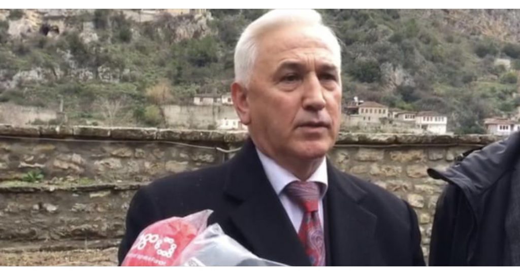 Nasipi i kërkon votën me sms  përgjigjet qytetari: Më ikën vota dëm dhe Berati nuk ngelet pa dhallë se ngordhi një dhi në Velabisht