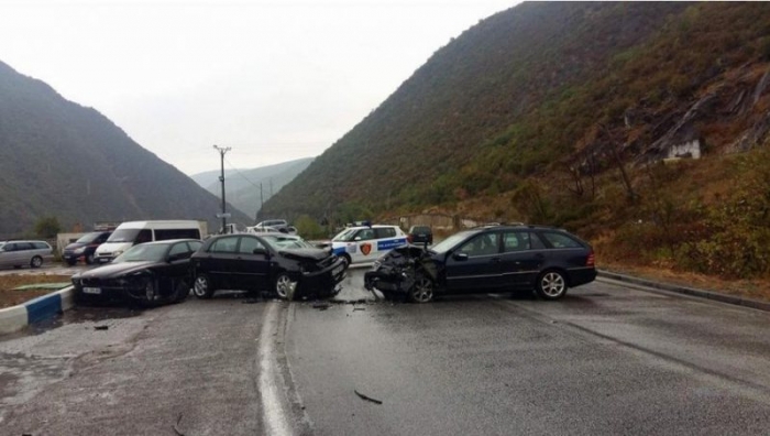 Aksident i rëndë në Rrogozhinë, përplasen tre makina, vdes një prej shoferëve