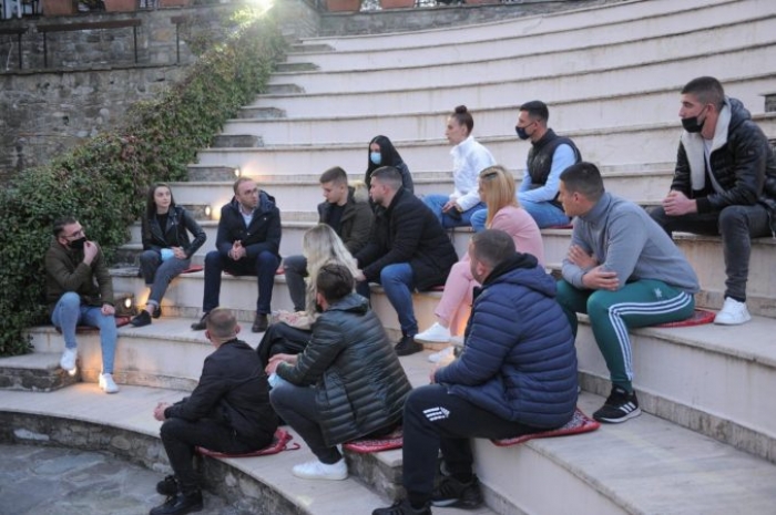 Gazment Bardhi me studentët në Elbasan: Të rinjtë kanë në dorë ndryshimin, ne do të ofrojmë mijëra stazhe me pagesë