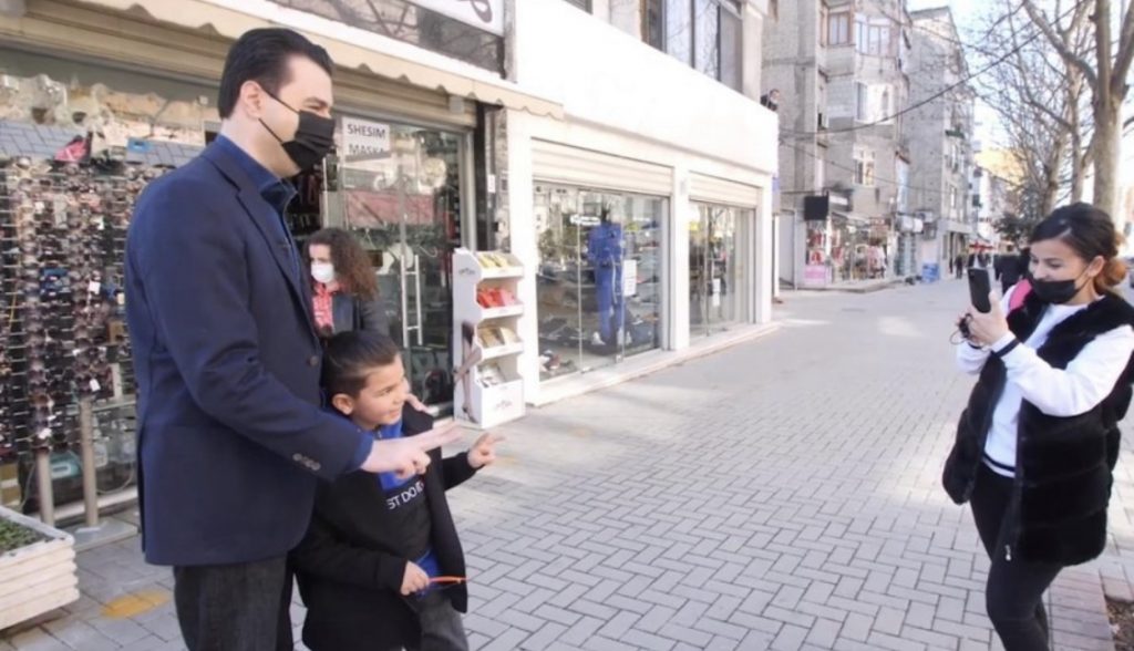 Basha poston videon e veçantê …