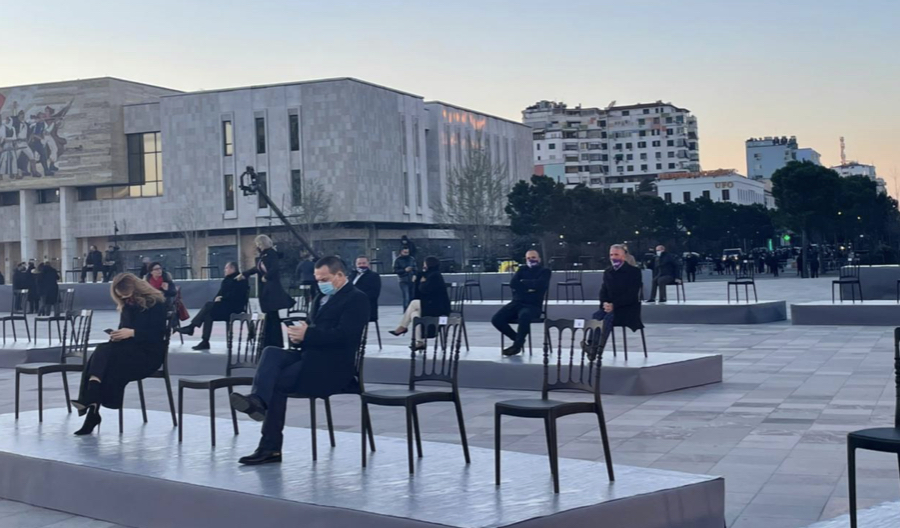Socialistët nisin fushatën pa militantë, në sheshin “Skënderbej” vetëm kandidatët për deputetë